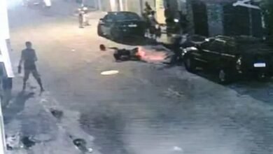 Ciclista é atropelada por moto e é lançada ao ar em Bertioga