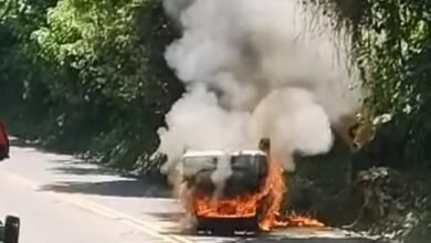 Carro capota e pega fogo na Rio-Santos