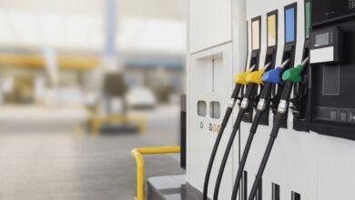 Gasolina cai e volta a ficar abaixo de R$ 5, diz ANP