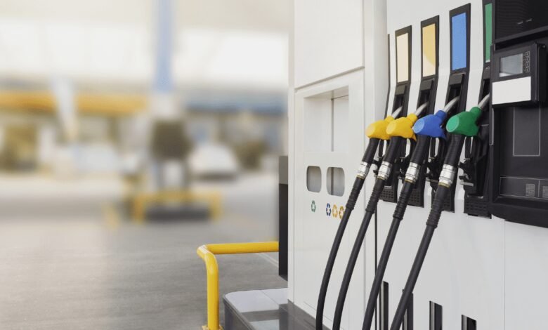Gasolina cai e volta a ficar abaixo de R$ 5, diz ANP
