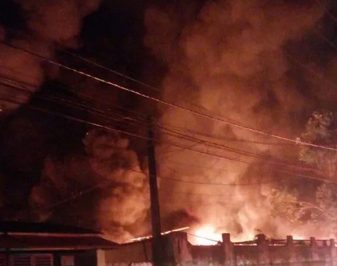 Oficina de lanchas do Guarujá é destruída por incêndio