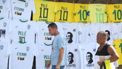 Autoridades, fãs, amigos e familiares se despedem de Pelé em Santos