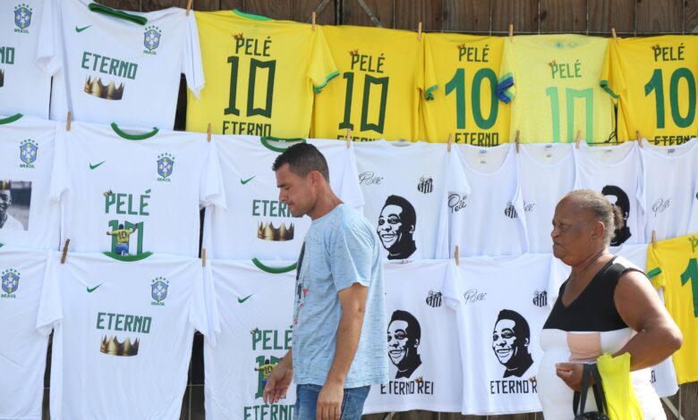 Autoridades, fãs, amigos e familiares se despedem de Pelé em Santos