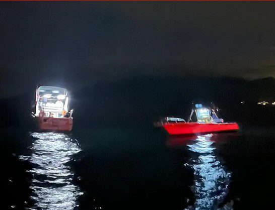 Catorze pessoas ficam à deriva após barco dar pane no mar de Caraguá