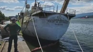 Operação para salvar "navio fantasma" é realizado no Porto de Santos