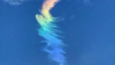 Nuvem colorida chama a atenção no céu do litoral de SP