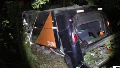 Ônibus com time de futebol cai de ponte e provoca seis morte e vários feridos em Minas