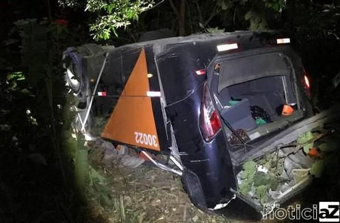 Ônibus com time de futebol cai de ponte e provoca seis morte e vários feridos em Minas