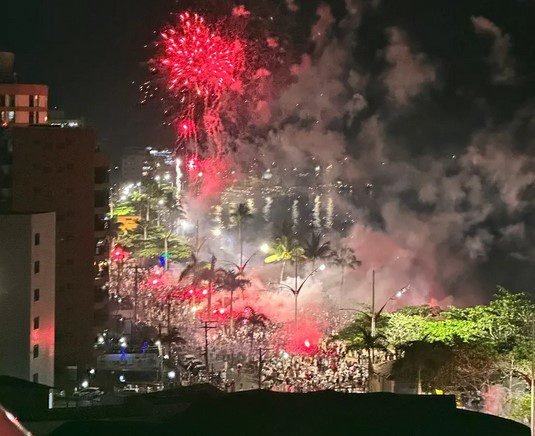 O céu do Litoral Norte é iluminado para receber o Ano Novo