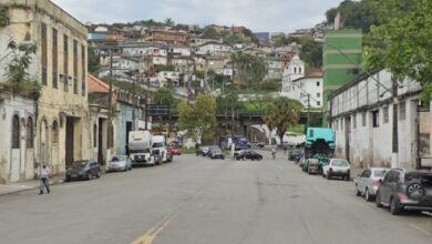 Obra do VLT de Santos interdita rua no Valongo