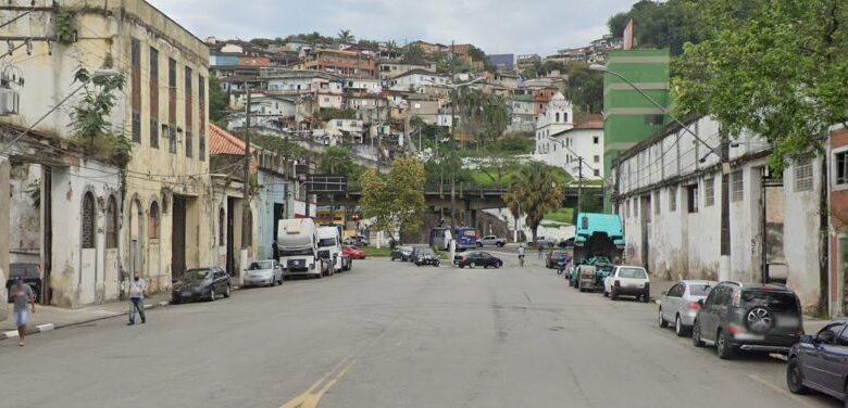 Obra do VLT de Santos interdita rua no Valongo