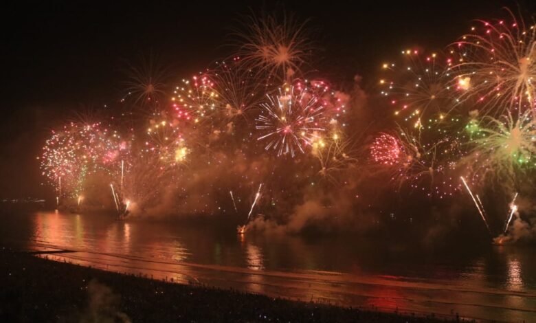 Réveillon de Santos reúne 1 milhão de pessoas encantadas com drones e homenagem à Pelé