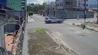 VÍDEO - Casal é arremessado de moto após baterem em carro