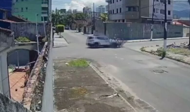 VÍDEO - Casal é arremessado de moto após baterem em carro