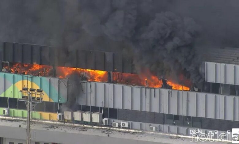 Incêndio atinge galpão do Aeroporto Galeão, no Rio de Janeiro