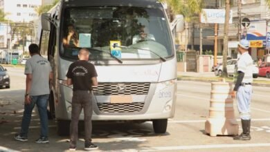 Barreiras em Santos orientam 19 veículos e dois retornam à origem