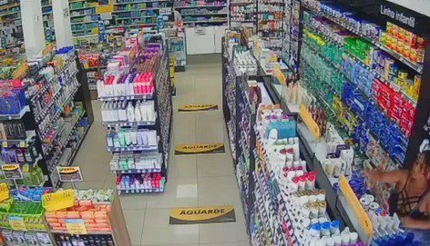 VÍDEO - Mulher furta produtos dentro de farmácia em Bertioga