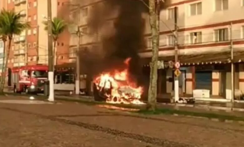 Carro pega fogo e fica destruído em avenida do litoral de SP