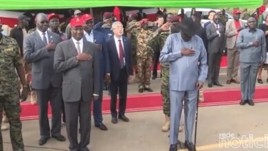 VÍDEO - Presidente faz xixi nas calças e é filmado por jornalistas