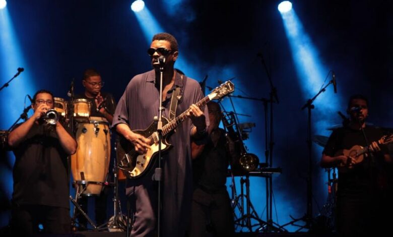 Mais de 115 mil curtem o show de Seu Jorge na praia de Santos