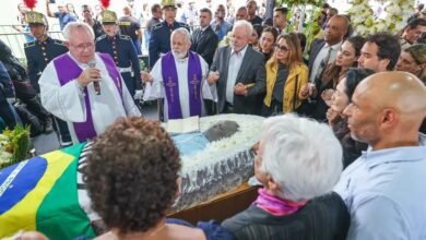 Presidente Lula comparece ao velório de Pelé na Vila Belmiro