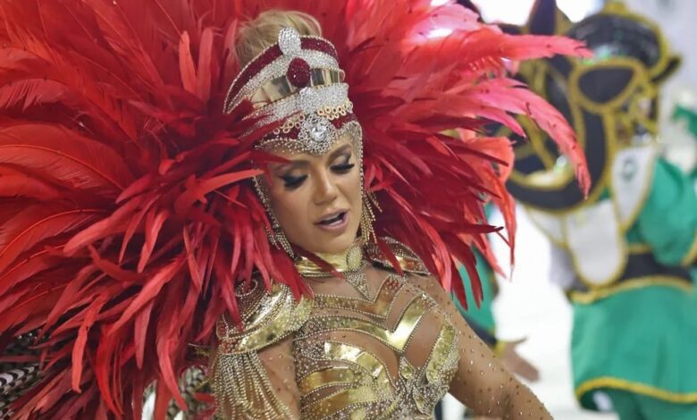 Francine Carvalho Ferreira, que também é musa da Gaviões da Fiel, da capital, 'descolar' do corpo durante o samba.