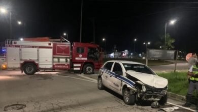 Carro da Prefeitura de Caraguatatuba bate e quatro ficam feridos