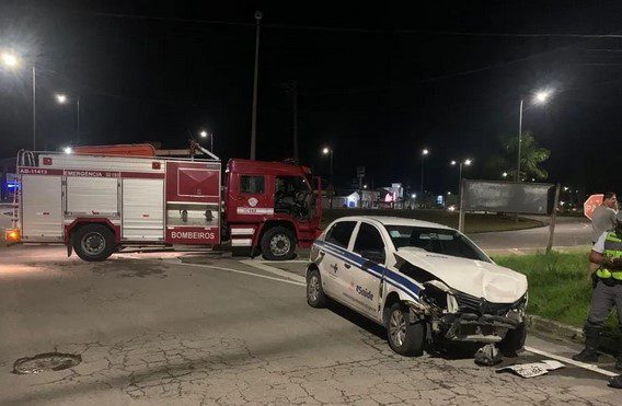 Carro da Prefeitura de Caraguatatuba bate e quatro ficam feridos