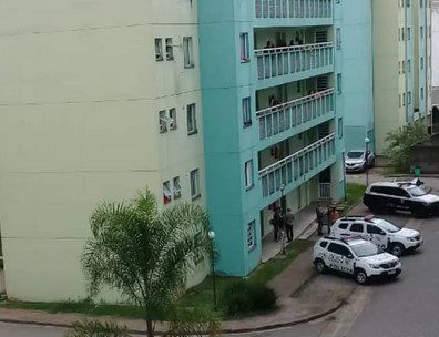 Homem mata a facadas a própria companheira e pula de sacada em Santos