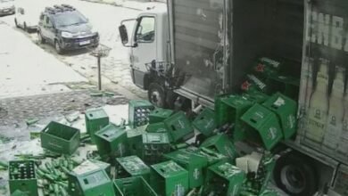 Caminhão cai e provoca "avalanche" de cerveja em Santos