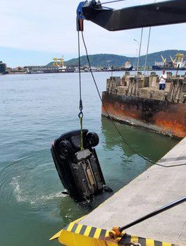 Casal cai da travessia de balsas do Litoral com carro e vai parar no mar