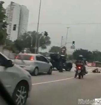 VÍDEO - Bandido é morto por policiais após assalto em SP