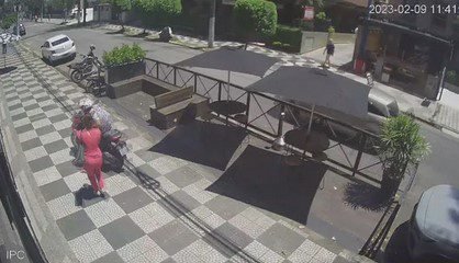 Motoqueiro rouba pedestre dirigindo a moto na calçada