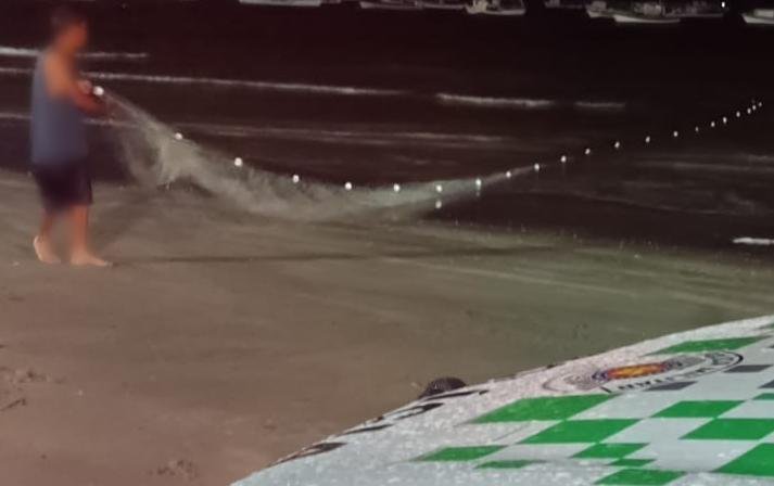 Polícia Ambiental flagra pesca sem licença em Praia de Guarujá