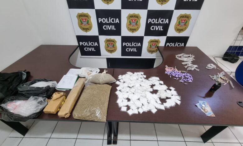 Dupla que traficava drogas às margens de rio é presa em Mongaguá