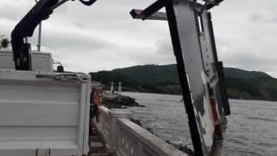 VÍDEO - Escuna naufraga em Santos e destroços são removidos