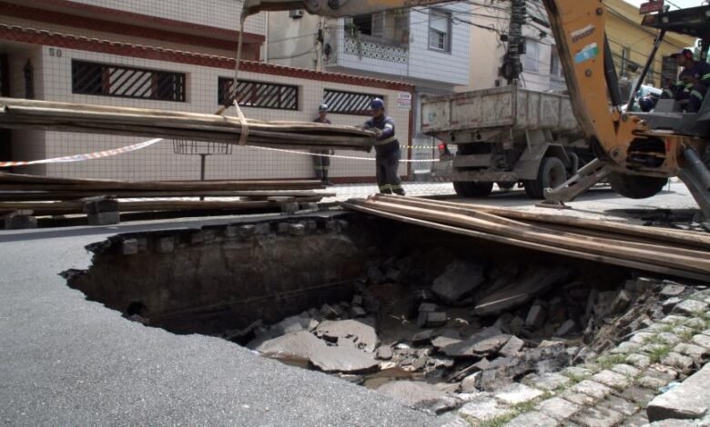 Santos cobra reparos na rede de saneamento de rua do Boqueirão e multa empresa por dano ambiental