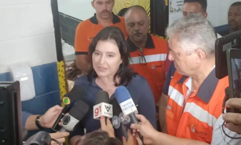 Simone Tebet fica "ilhada" em Guarujá e opta por visitar desabrigados da chuva