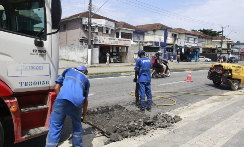 Serviços de recuperação da cidade de Guarujá começam a ser refeitos após as chuvas