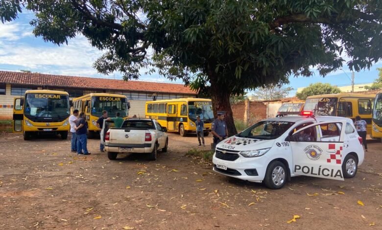 Furto de painéis em ônibus escolares paralisa serviço