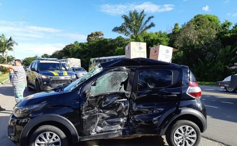 Carro e ônibus batem e homem fica ferido em Ubatuba