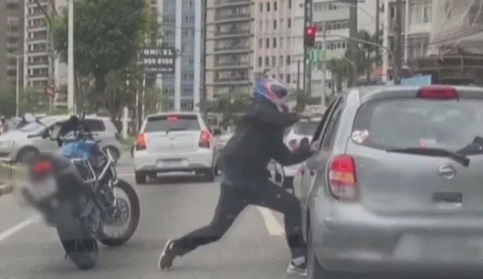 Justiça procura por motociclista que agrediu motorista em São Vicente