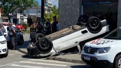 Mulher é atingida por carro após capote e sofre traumatismo craniano