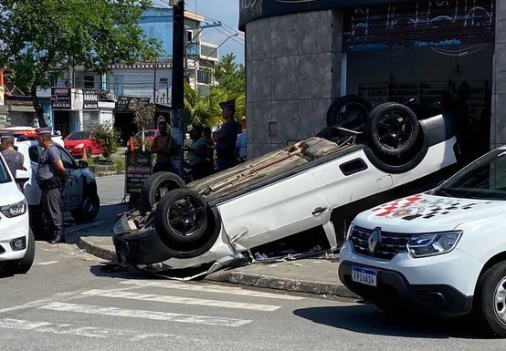 Mulher é atingida por carro após capote e sofre traumatismo craniano