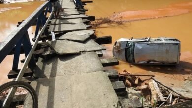 Carro cai em rio de São Sebastião ao tentar passar por passarela de pedestres