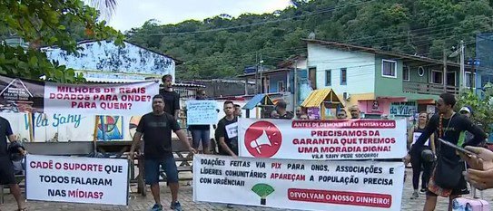 População da Vila Sahy protestam contra as autoridades após temporal