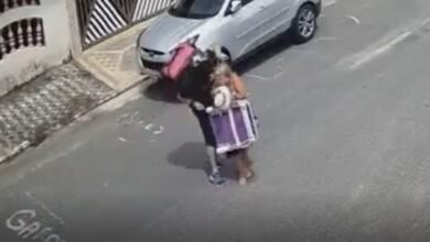 VÍDEO - Bandido finge ser motoboy e rouba idosa em Praia Grande