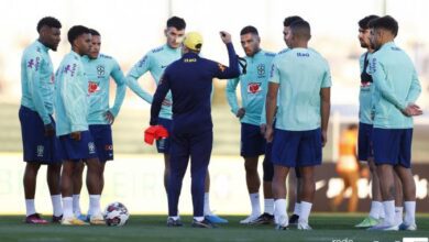 Ramon Menezes e jogadores reunidos em treino da Seleção.