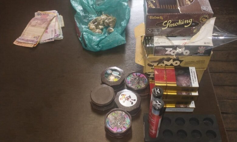 Maconha e cigarros paraguaios são apreendidos em comércio