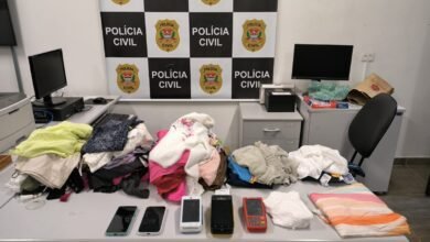 Polícia apreende roupas roubadas de loja em adega em Santos